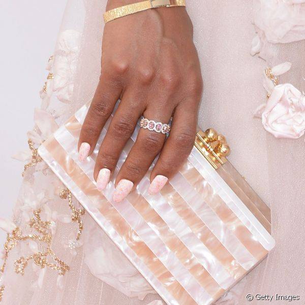 Kerry Washington reproduziu o efeito perolado de sua bolsa com aplicação de glitter sobre esmalte branco para prestigiar o Emmy Awards 2013